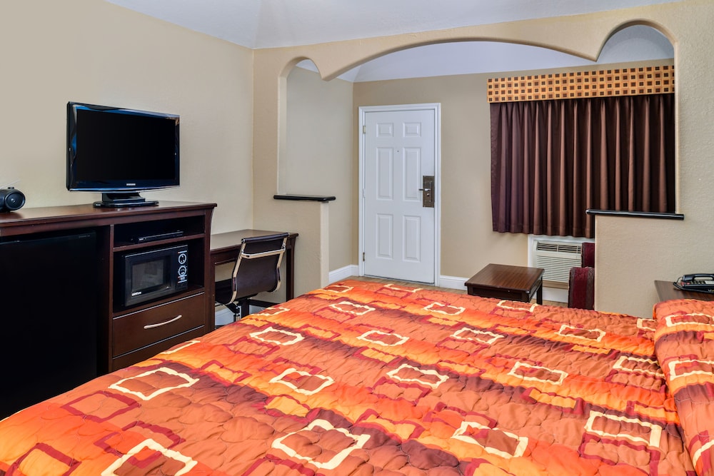 Scottish Inn & Suites Highway 6 South