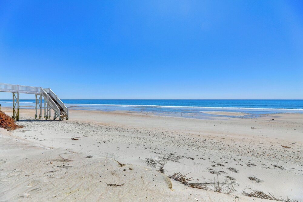 Hot Tub & Decks: North Topsail Beach Home