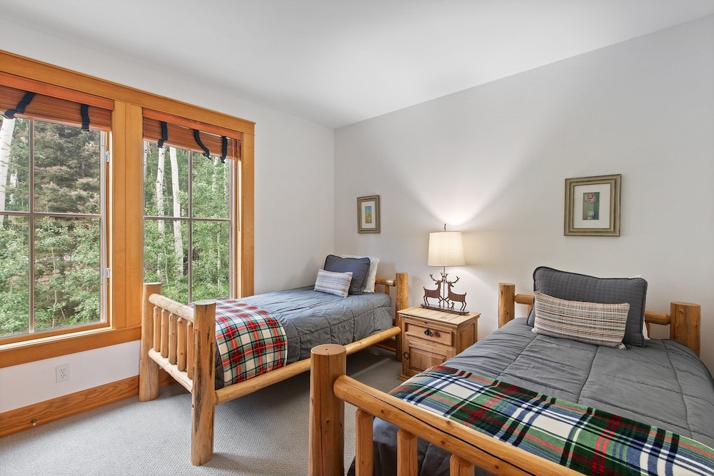 Polecat Chalet 4 Bedroom Home by RedAwning