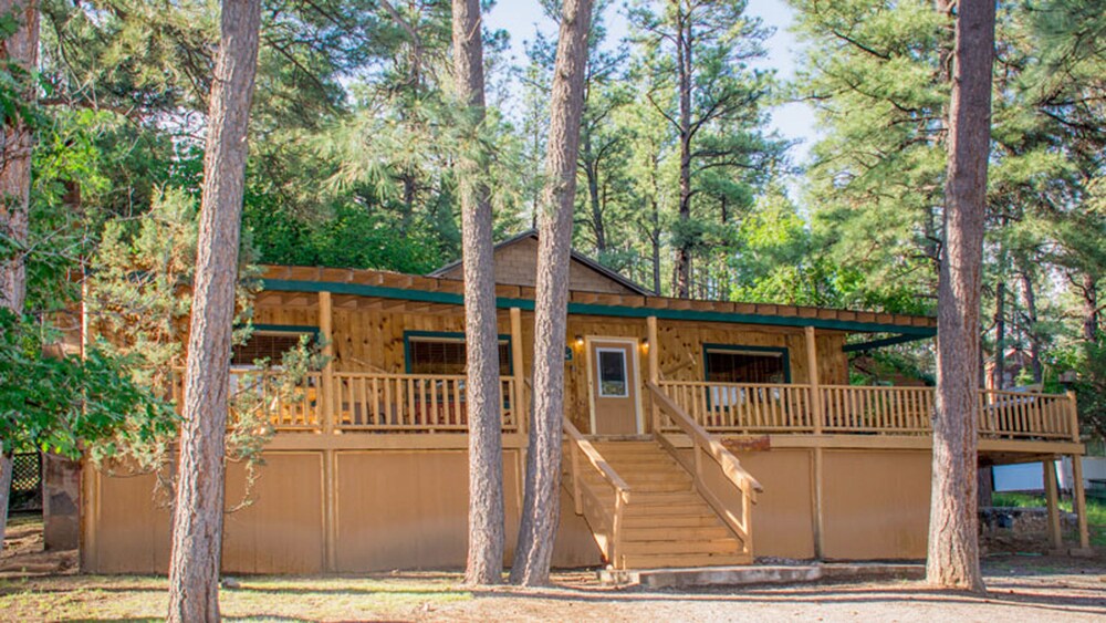 Hotel Whispering Pine Vacation Rentals - Image 1