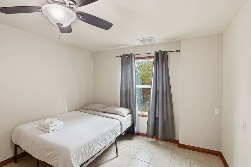 4br Leander Retreat With Hot Tub & Views 4 Bedroom Home