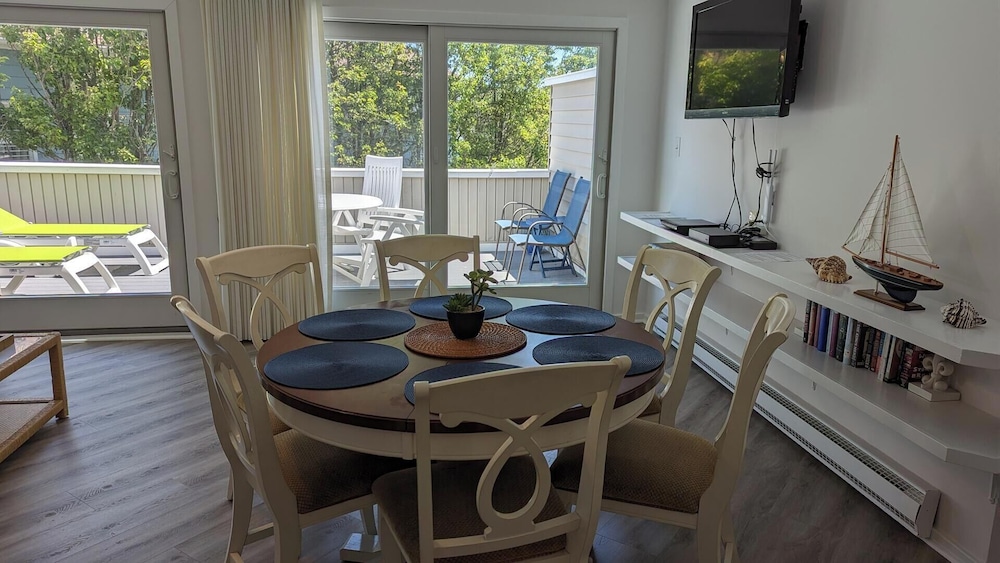 Mariners Court 221