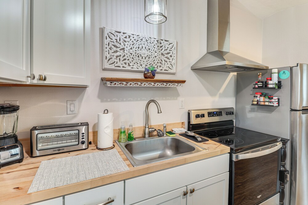 Walk to Enmu: Cozy Casita w/ Pet-friendly Yard