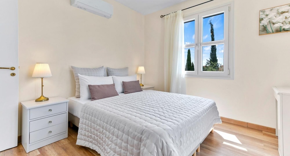 Villa Nefeli - Charming Townhouse in the Heart of Aphrodite Hills Resort view 3