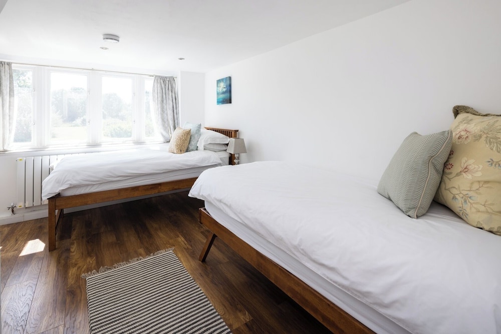 The Dovecote, Rowden Manor- Sleeps 6 & Parking