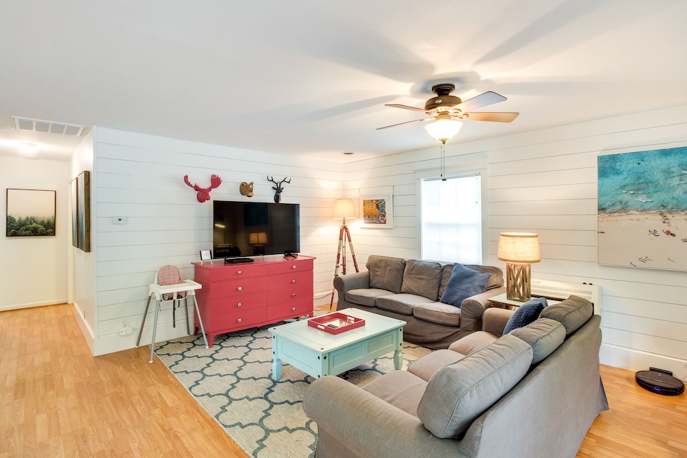 Family-friendly Lake Getaway w/ Dock Near KC! view 5