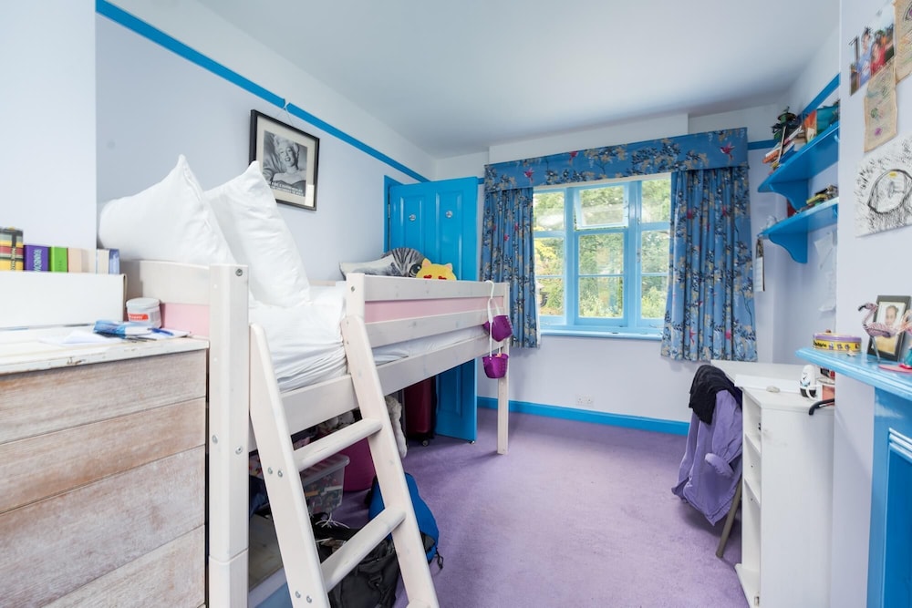 Cottage With a Garden in Golders Green by Underthedoormat