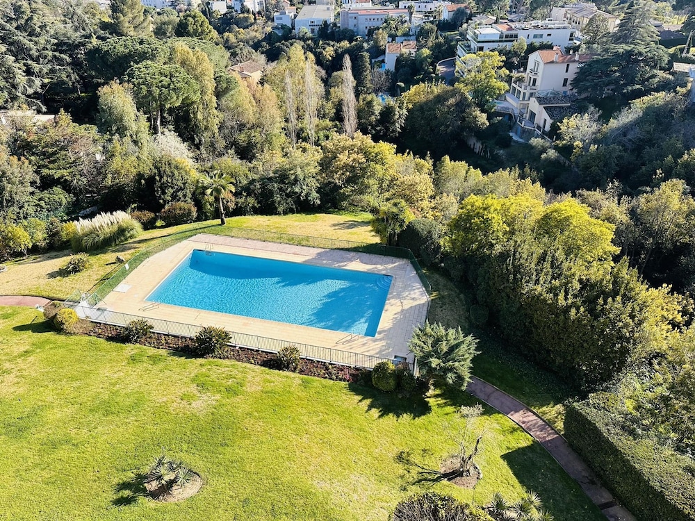 Large Light and Modern 2 Bedroomed Apartment in Cannes With Sea Views Pool and Lovely Terrace - 1503