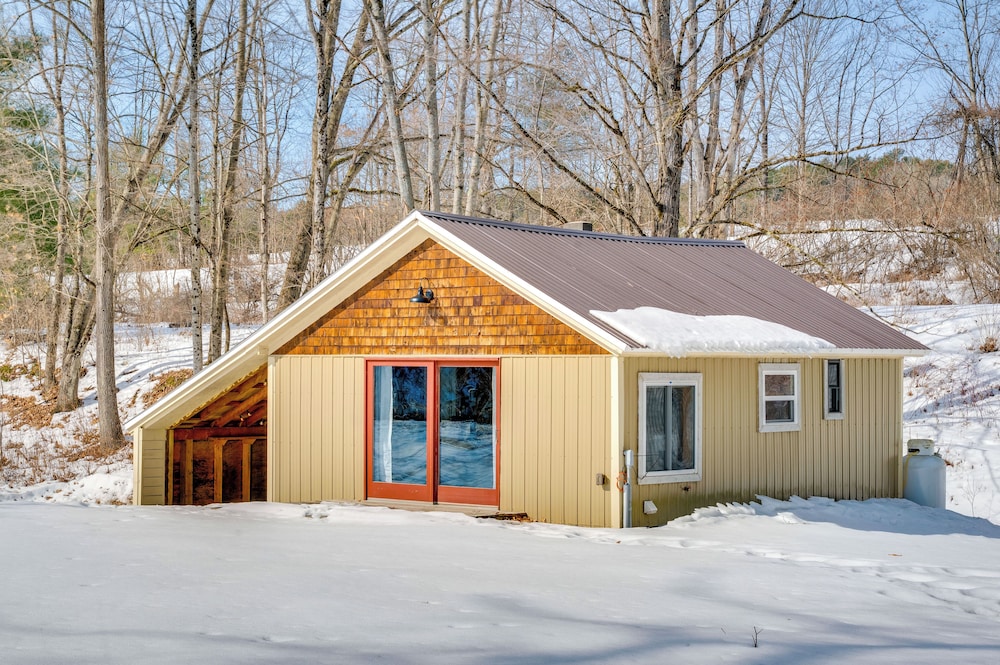 Hike, Fish & Boat: Waterfront Cabin in Ryegate!
