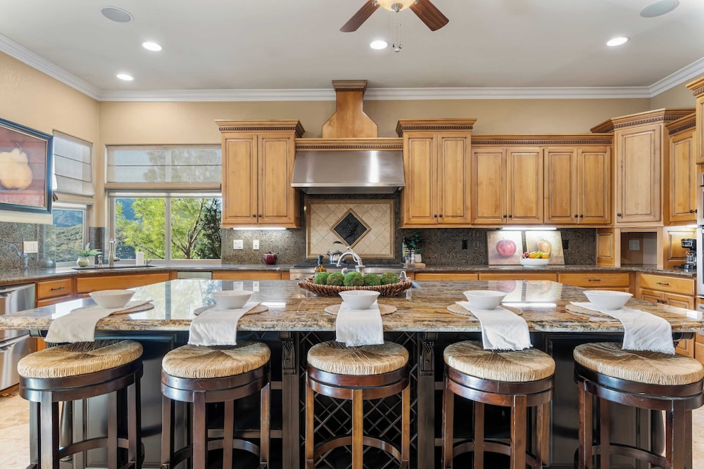 Hilltop Estate w/ Pool, Hot Tub, Fire Pit, Views Cleveland Vista by Avantstay