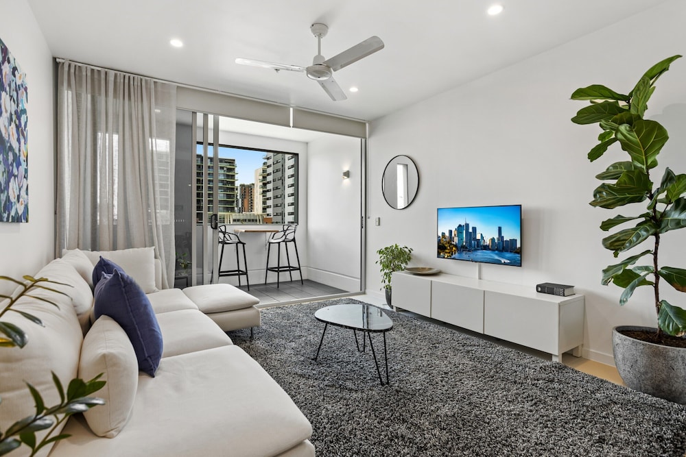 Stellar Location With Parking, Pool & Gym Access