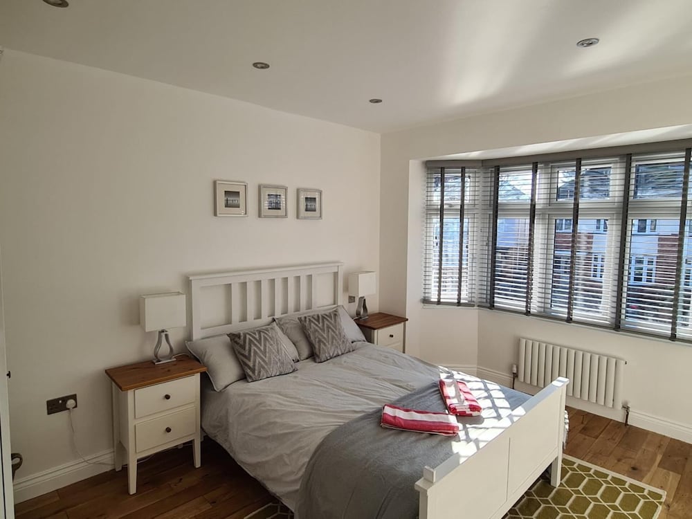 Newly Refurbished 4-bed House in Bournemouth view 5
