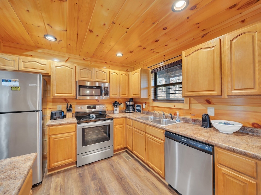 Bear Hug Hideaway 2 Bedroom Cabin