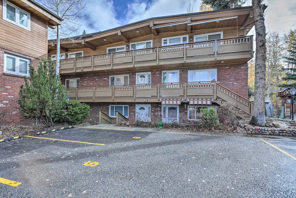 Aspen Condo w/ Mountain Views & Ski Access! view 4