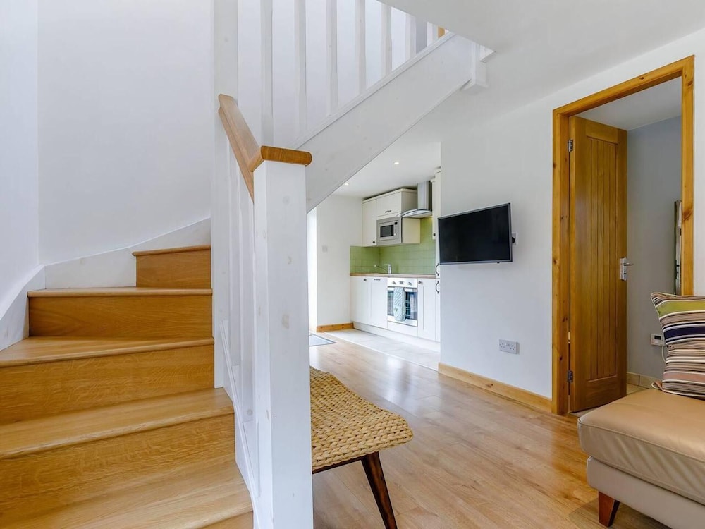 Knutsford Vacations - Charming 2-bed Cottage, Beautiful Views, Knutsford - Property Image 12