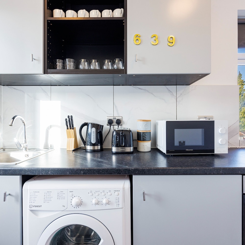 North West London Studio Apartment - Sleeps 3