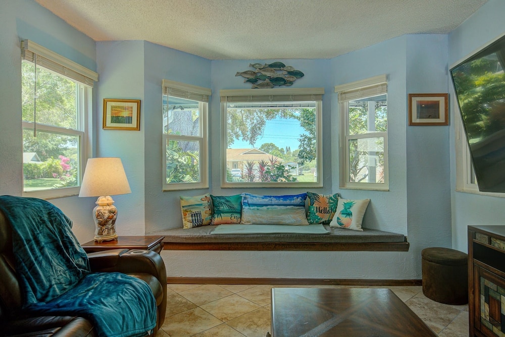 Spacious 4 3 Retreat- Heated Pool-playroom