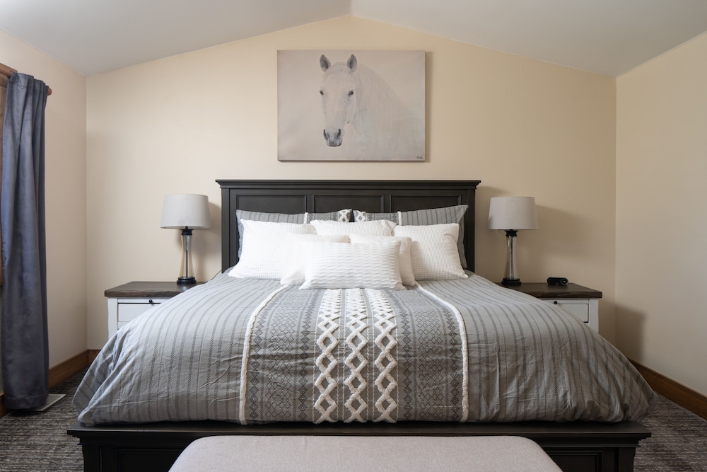 Mountain View Retreat 4 Bedroom Home by RedAwning view 5