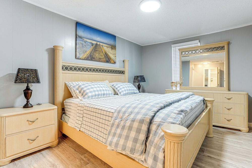 Hot Tub & Fenced Yard: Dog-friendly Gem in Denison