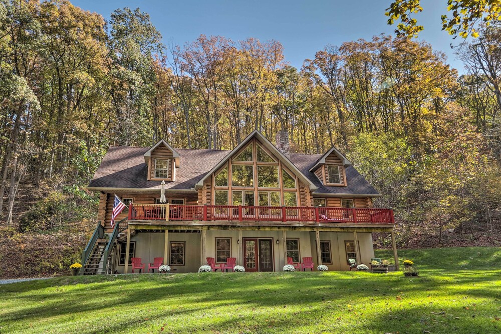Grand 4,000 Sq Ft House - 11 Miles to Lancaster! view 4