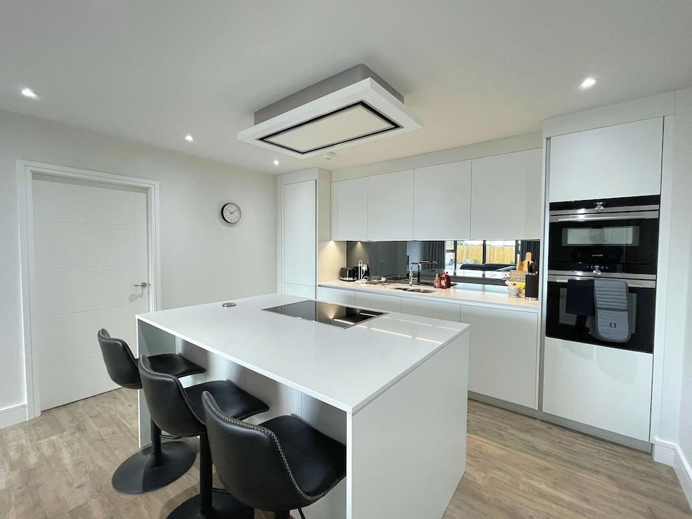 Luxury 2 Bedroom Apt with Parking