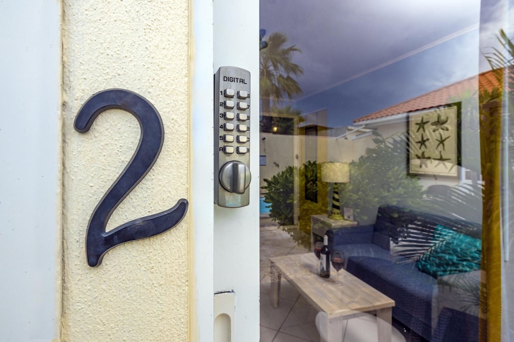 Poolside 1-bed Near Palm Beach