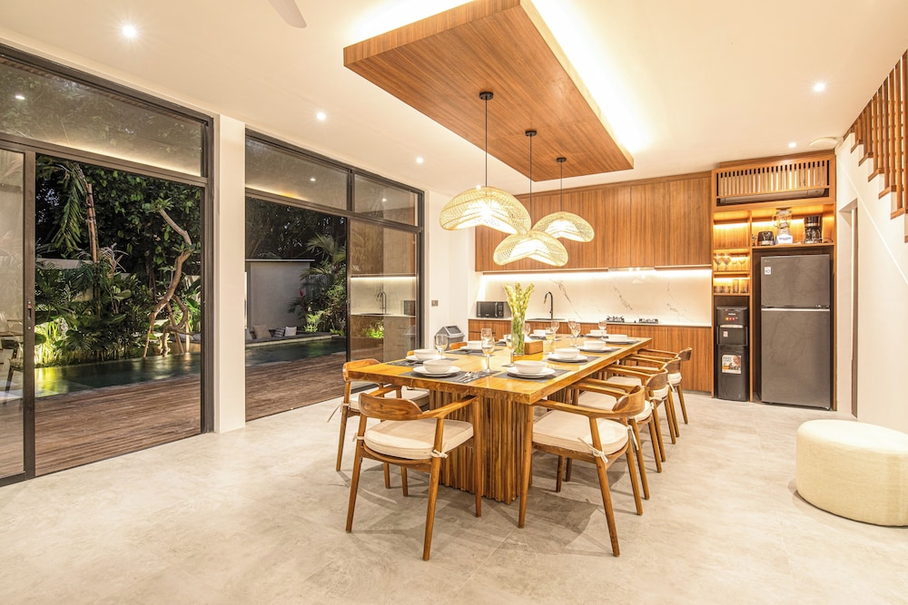 Exquisite 5BR Modern Villa 400m From the Ocean