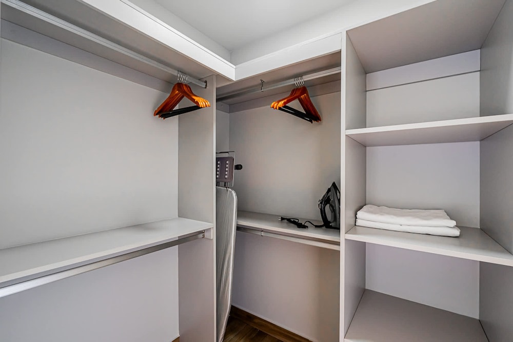 w Modern 2BR w Great Deco in Centriqo