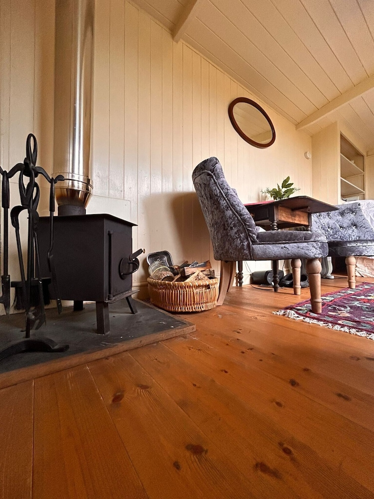 Tranquil Cabin Retreat Near Chepstow