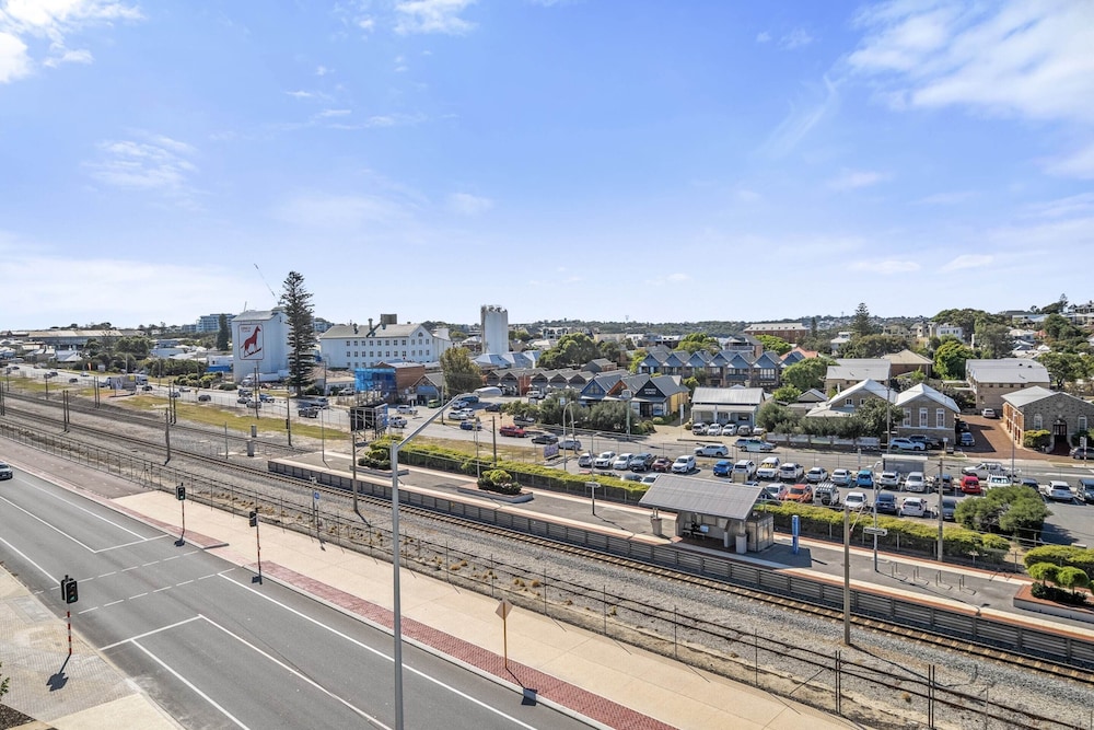 Stylish 2-bed Unit With Views & Rooftop Access