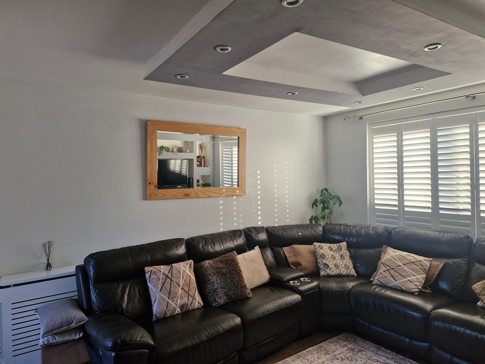Beautiful Wythenshawe Home Near Airport With Garden & Parking Sleeps 5