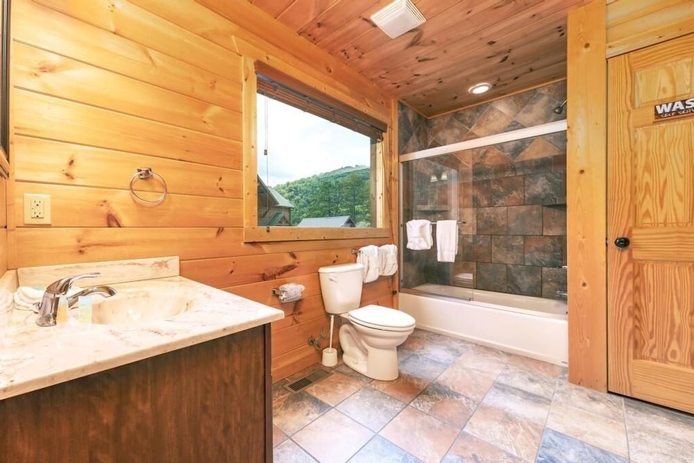 A Suite Mountain - 2 Bedrooms, 1 Baths, Sleeps 6 Cabin by RedAwning