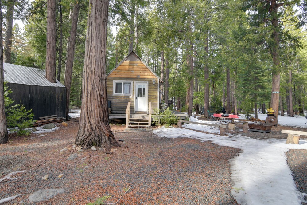 Walk to Trails & Butte Creek: Cozy Retreat w/ Deck
