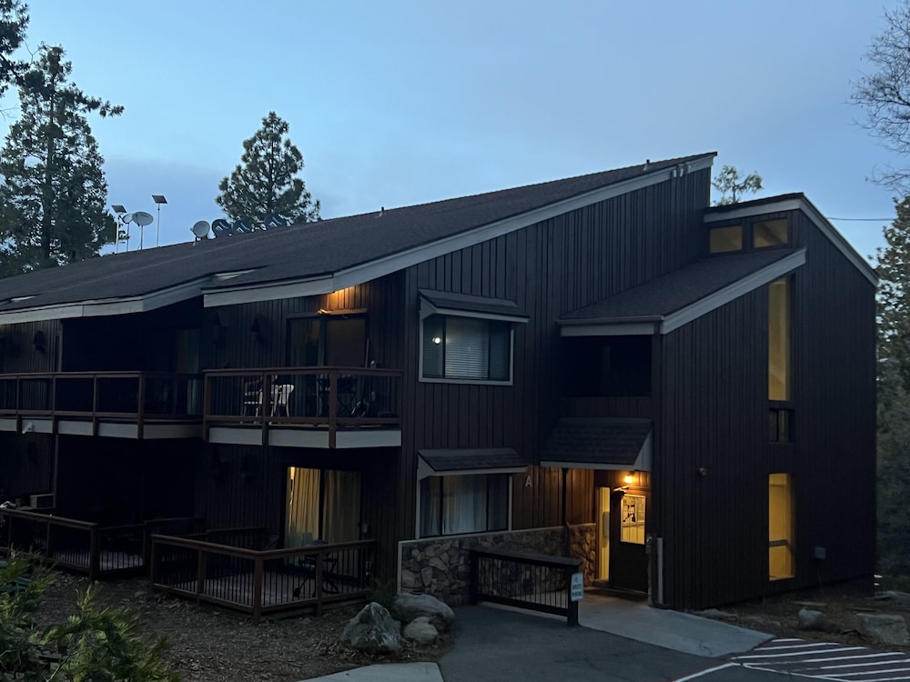 Eagles Nest Amazing Loft Condo in Yosemite West! view 5