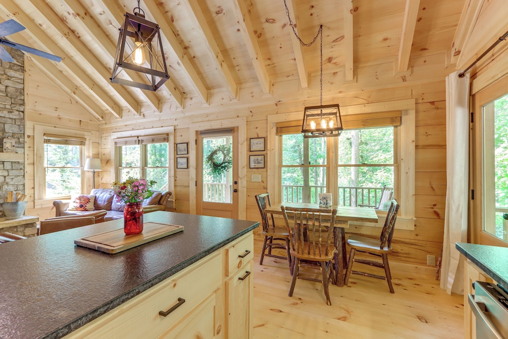 4 Mi to Fall Branch Falls: Peaceful Cabin w/ Deck