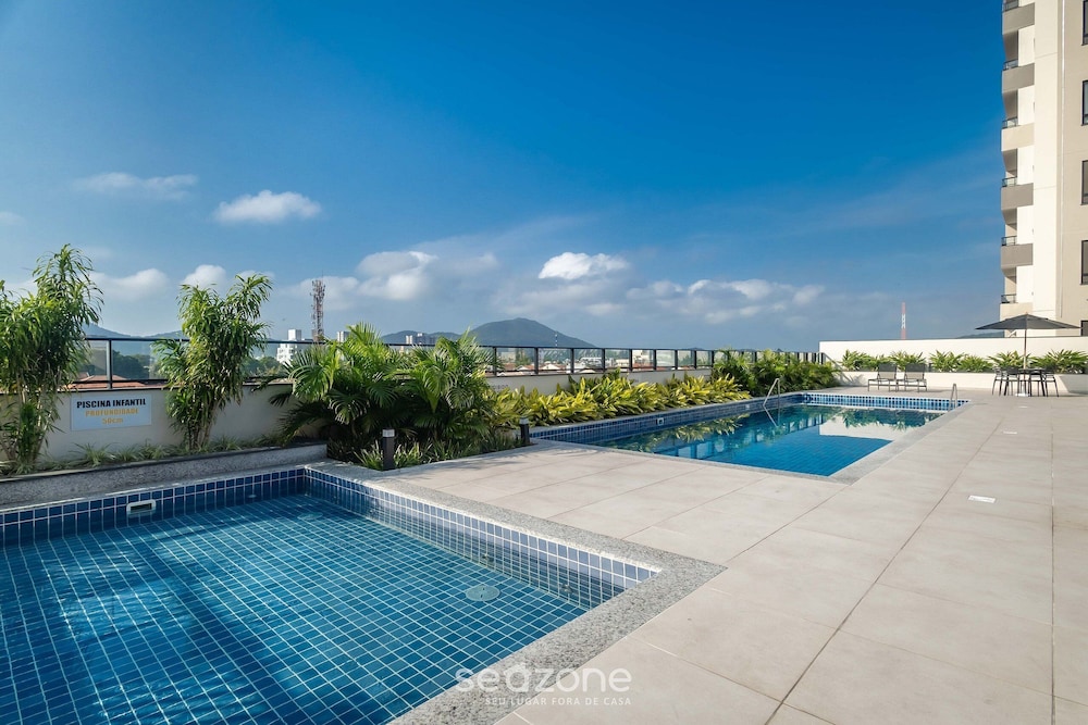 Estadia completa com piscina a 400m da Praia da Armação \- SKL