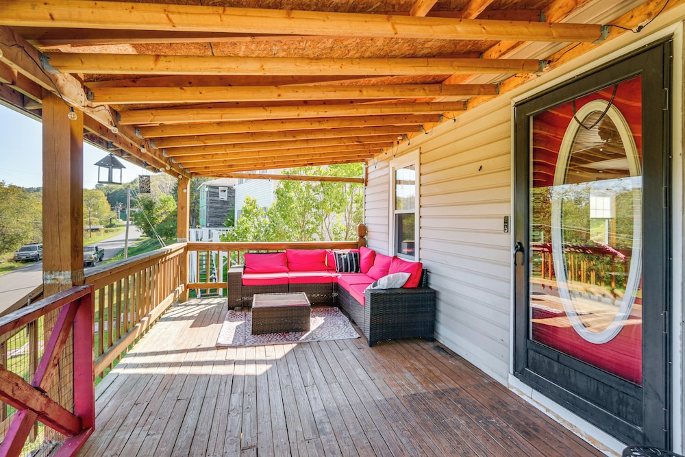 3 Mi to Blackwater Falls: Peaceful Retreat w/ Deck