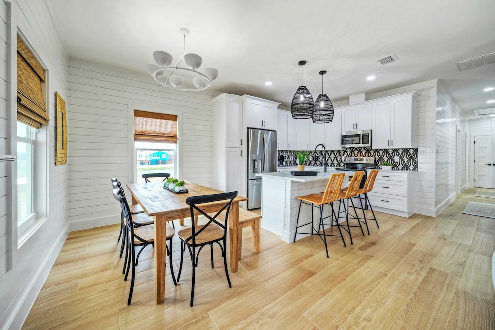 Sleeps 24 2 Homes, Priv Pool, Swing Bar, Patio Lounge Near Nature Preserve