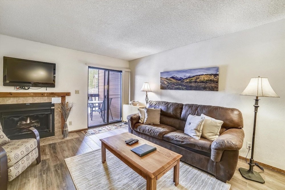 Mountainside 155a 2 Bedroom Condo by RedAwning