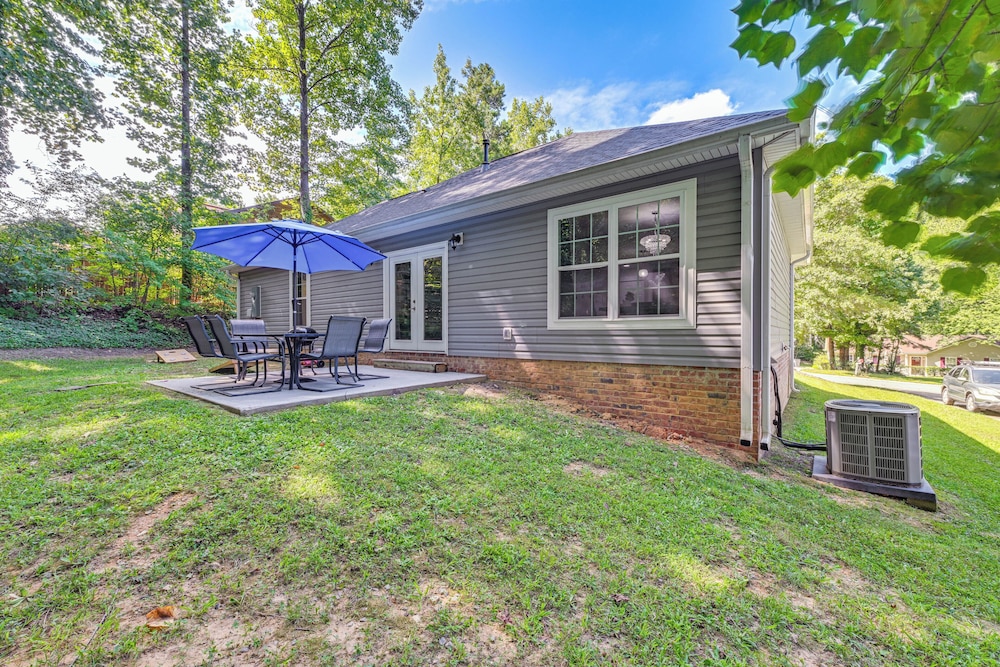 Easy Uptown Access: Charlotte Gem w/ Peaceful Yard