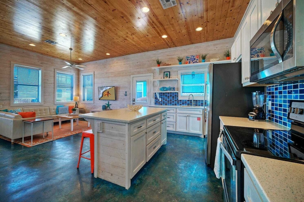Sleeps 24, 2 Homes 2blocks to the Beach, Pool, Game Room, Patio w/ Outdoor Bar