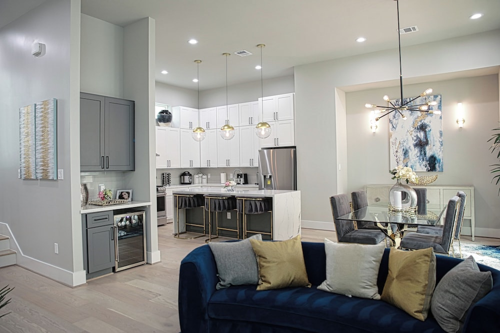 Luxury 3BD Rooftop Home in Dwtwn HTX. - Image 4