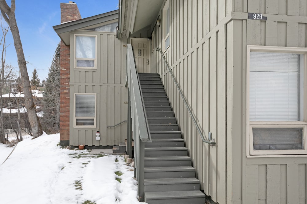 929 Red Sandstone 3 Bedroom Condo