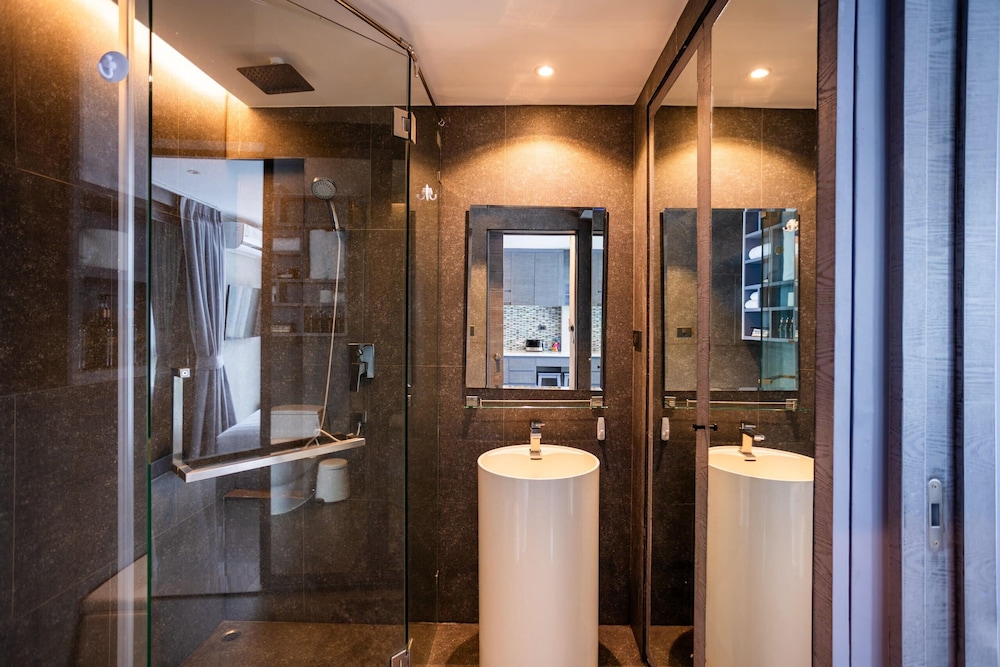 Condo Near Beach Rooftop Pool C252