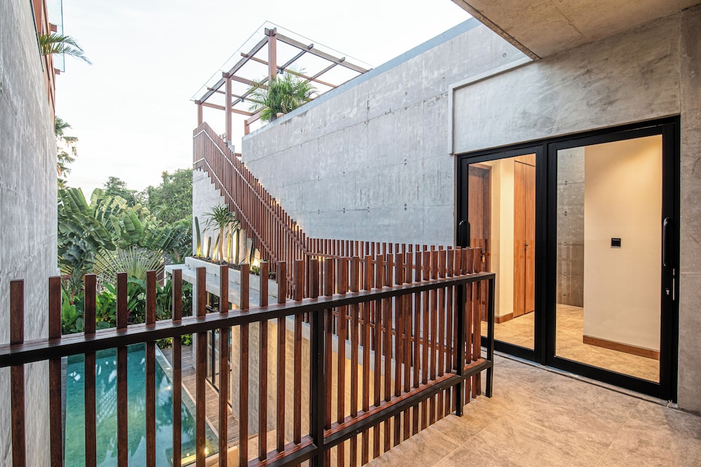 Modern 4BR Canggu Retreat Just 8mins to the Beach