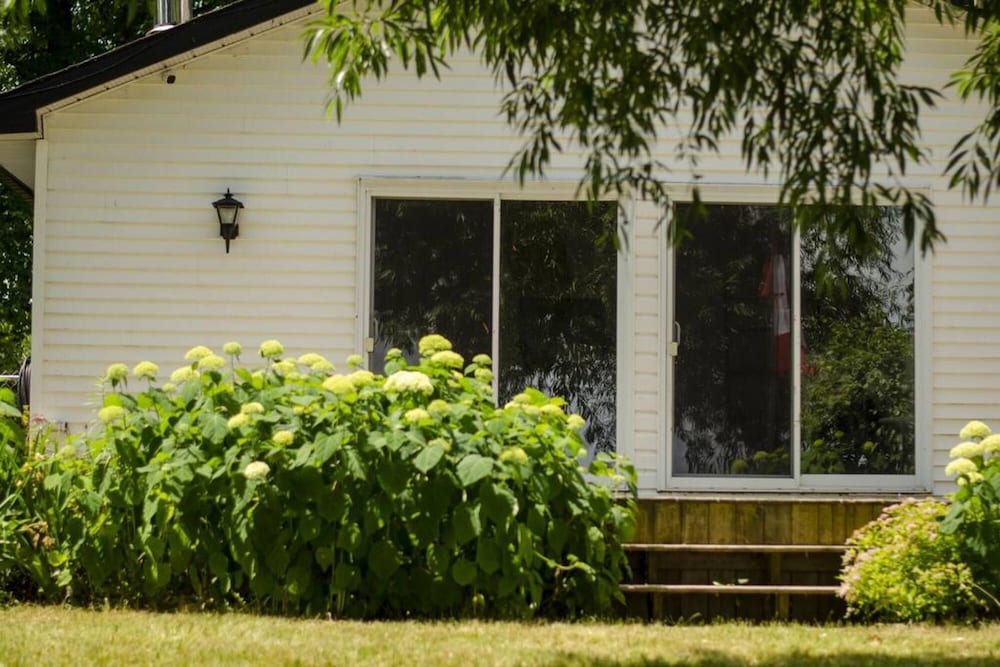 Bungalow by the Bay Spot on Wellers Bay - PEC
