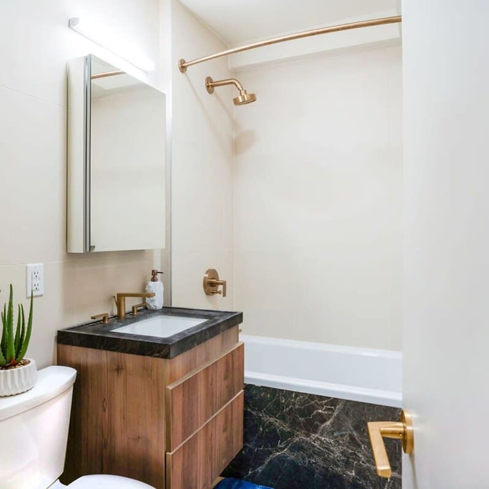 52-3de Newly Renovated 2BR BTH Midtown East