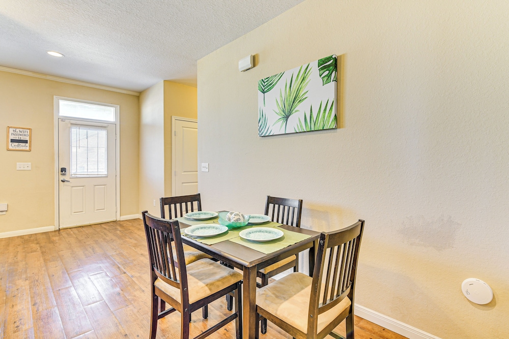 Half-mi to Galveston Strand: Charming Home w/ Yard