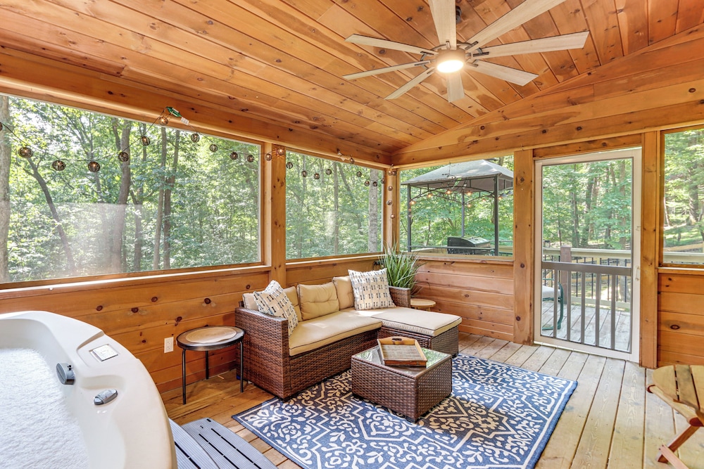 Cozy Ellijay Cabin: Hot Tub, Yard, & Resort Access
