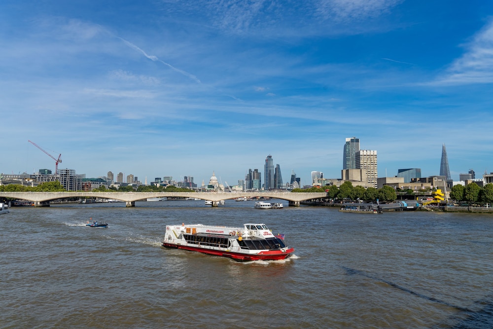 Spacious & Luxurious 2-bed Apartment in London
